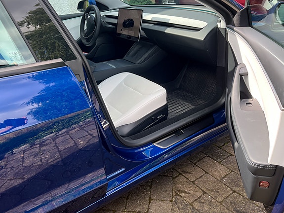Tesla Model 3 3 of 5