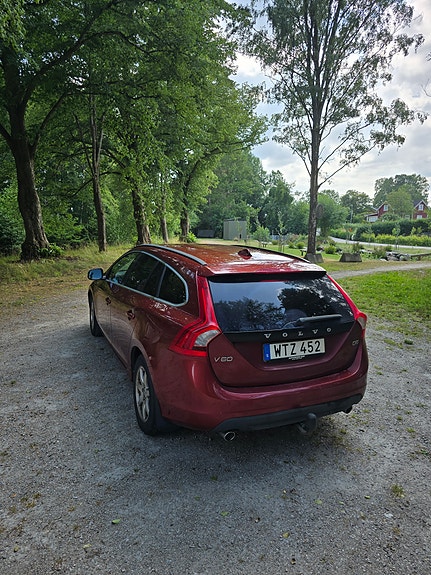Volvo V60 2 of 5