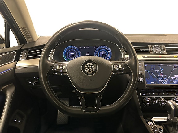 Volkswagen Passat 13 of 14