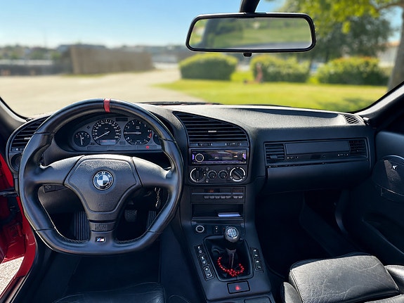 BMW 325i 4 of 5
