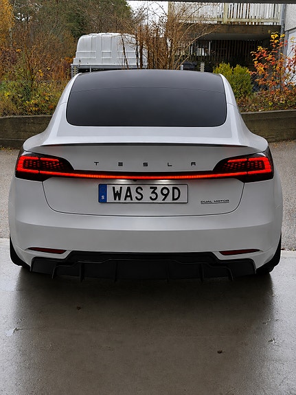 Tesla Model 3 4 of 5