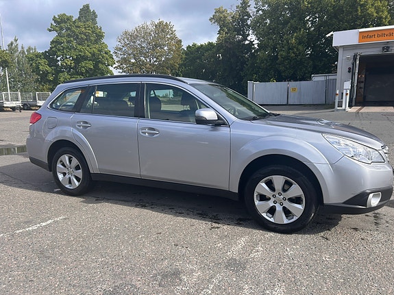Subaru Outback 2 of 5