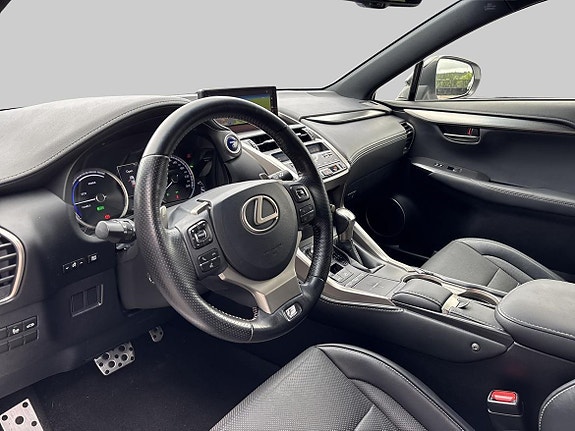 Lexus NX300h 4 of 5