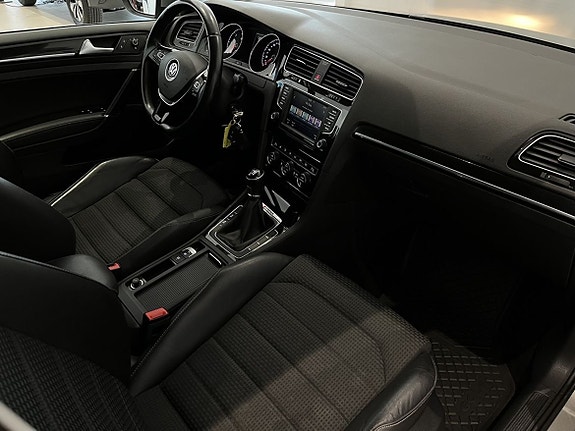 Volkswagen Golf VII 9 of 23