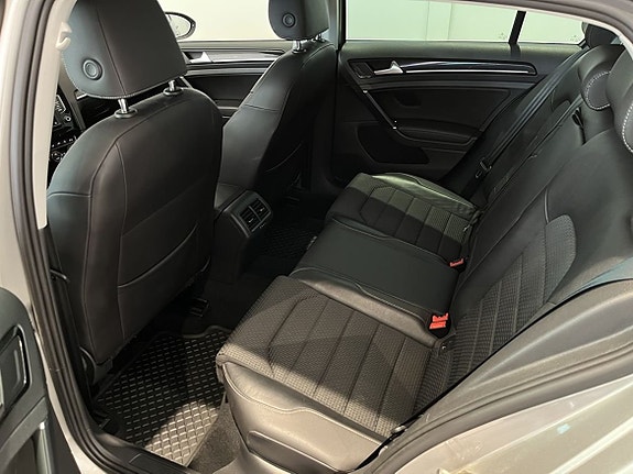Volkswagen Golf VII 10 of 23