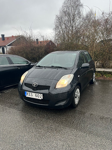 Toyota Yaris 5 of 5
