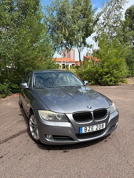 BMW 320i 2 of 5