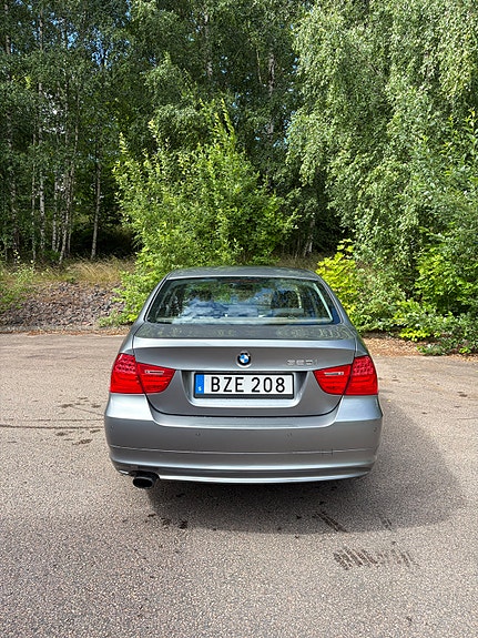 BMW 320i 4 of 5