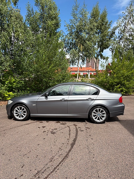 BMW 320i 3 of 5