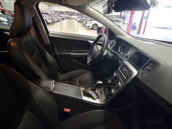 Volvo V60 4 of 5