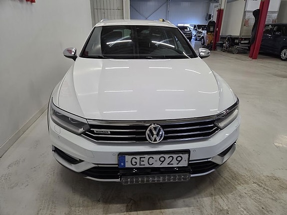 Volkswagen Passat Alltrack 2 of 5