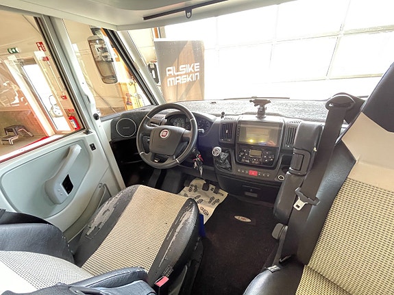LMC 735 I Sportline Explorer / B-kort / Solcell / litium / Inverter /Taksäng / 23 of 25
