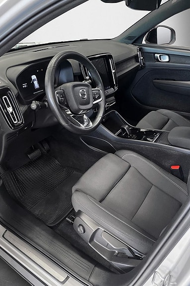 Volvo XC40 4 of 5