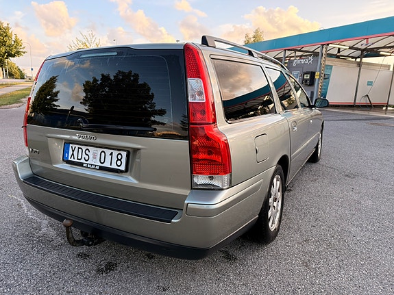 Volvo V70 2 of 5