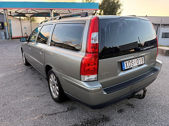 Volvo V70 3 of 5