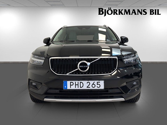Volvo XC40 2 of 5