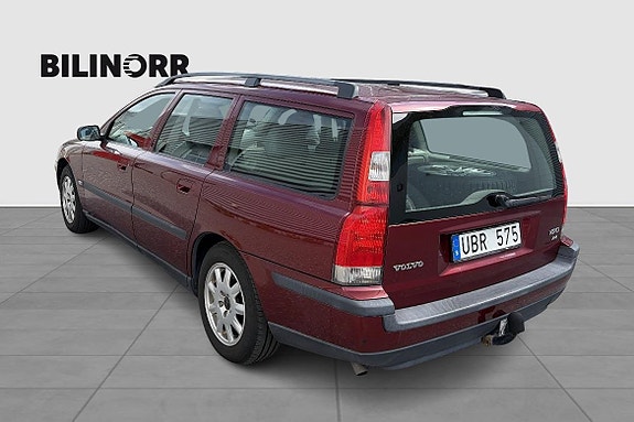 Volvo V70 2 of 5