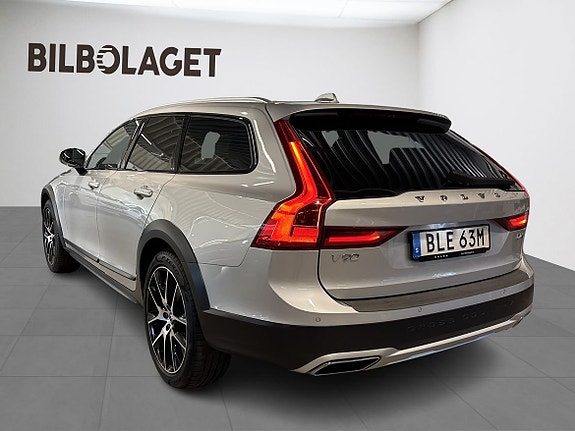 Volvo V90 Cross Country 3 of 5