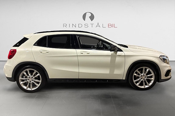 Mercedes-Benz GLA220 8 of 17