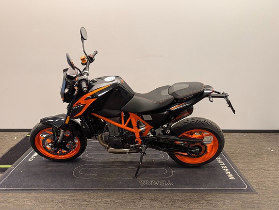 KTM 690 Duke R 4 of 4