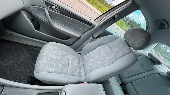 Mercedes-Benz C200 4 of 5
