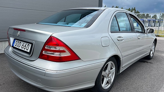 Mercedes-Benz C200 2 of 5