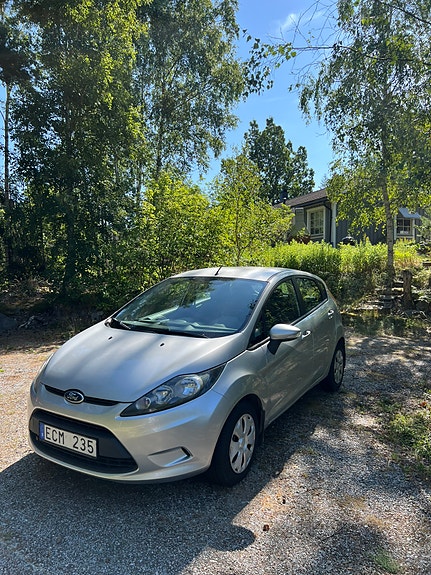 Ford Fiesta 2 of 5