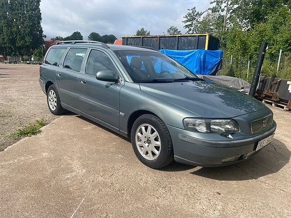 Volvo V70 2 of 6