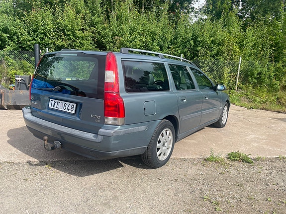 Volvo V70 3 of 6