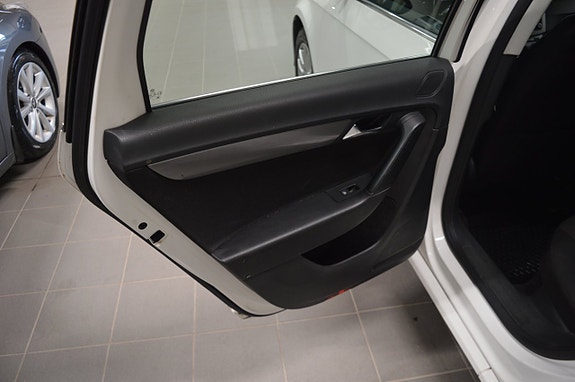 Volkswagen Passat 5 of 10