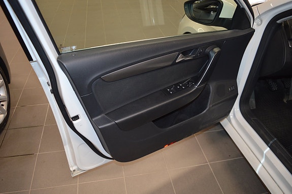 Volkswagen Passat 2 of 10