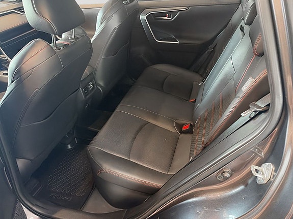 Toyota RAV4 8 of 27