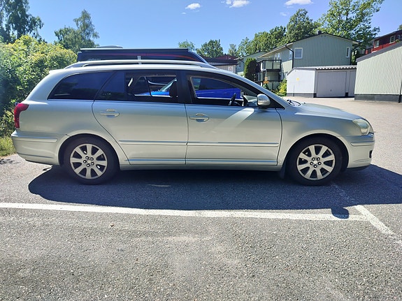 Toyota Avensis 3 of 5