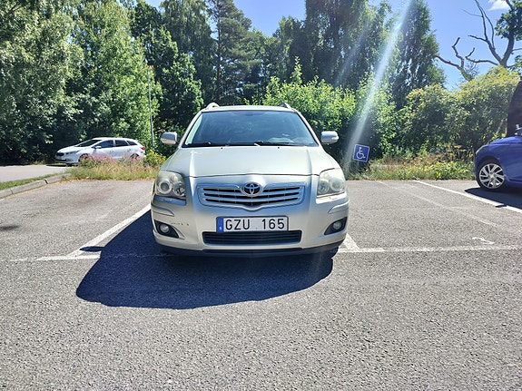 Toyota Avensis 2 of 5