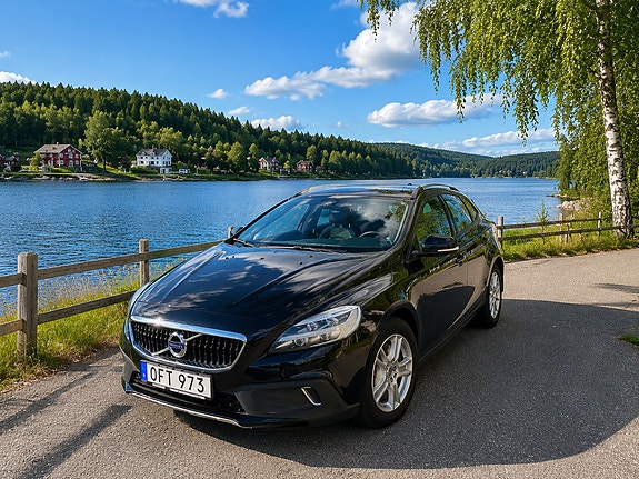 Volvo V40 Cross Country 2 of 5