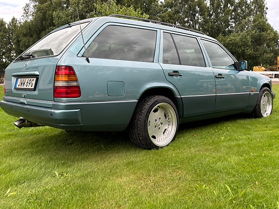 Mercedes-Benz 300 TD 3 of 7