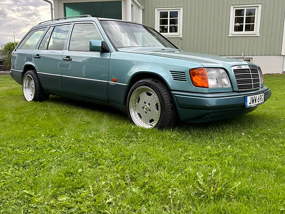 Mercedes-Benz 300 TD 4 of 7