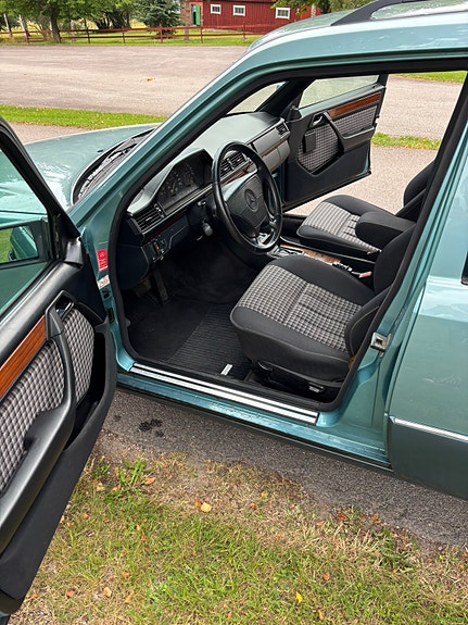 Mercedes-Benz 300 TD 5 of 7