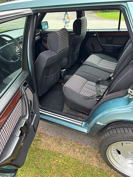 Mercedes-Benz 300 TD 6 of 7