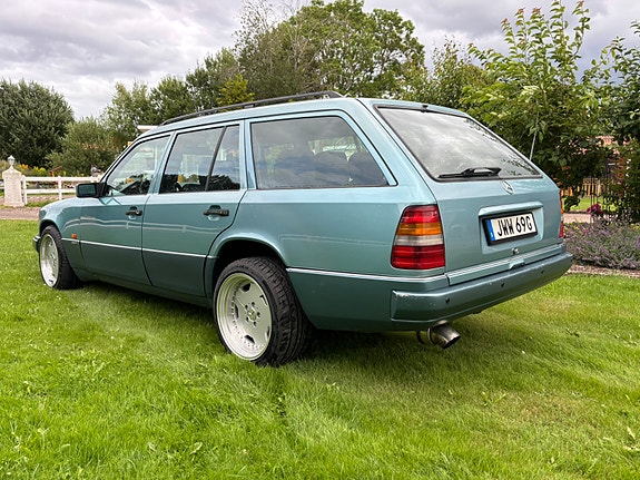 Mercedes-Benz 300 TD 2 of 7
