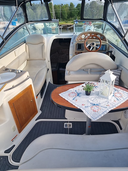Larson 274 Cabrio Familjecruiser med stora uppdateringar 4 of 5