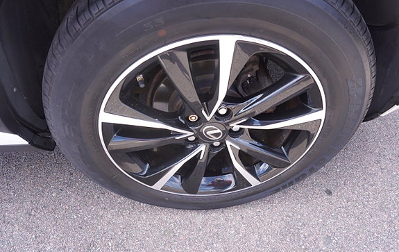 Lexus NX300h 2 of 5