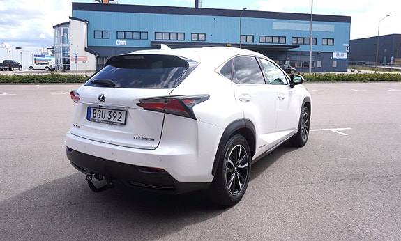 Lexus NX300h 5 of 5