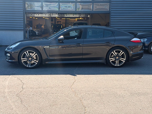 Porsche Panamera 4 2 of 19