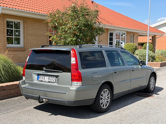 Volvo V70 3 of 5