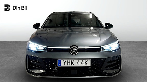Volkswagen Passat 2 of 24