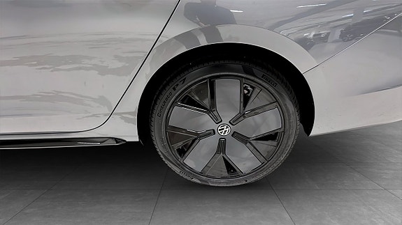 Volkswagen Passat 9 of 24