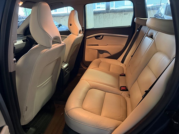 Volvo V70 12 of 25