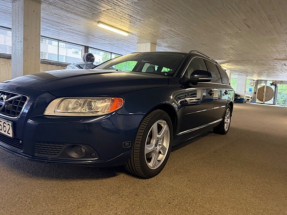Volvo V70 2 of 5