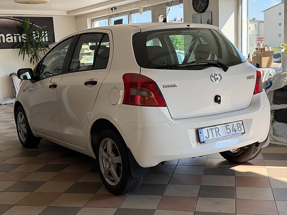 Toyota Yaris 8 of 24